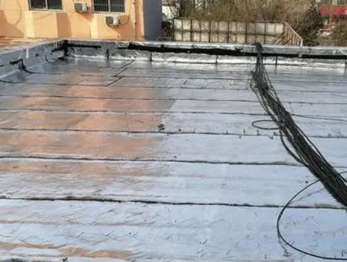 张家界卫生间漏水维修公司分享下张家界屋面楼顶防水刚性防水层施工要点。